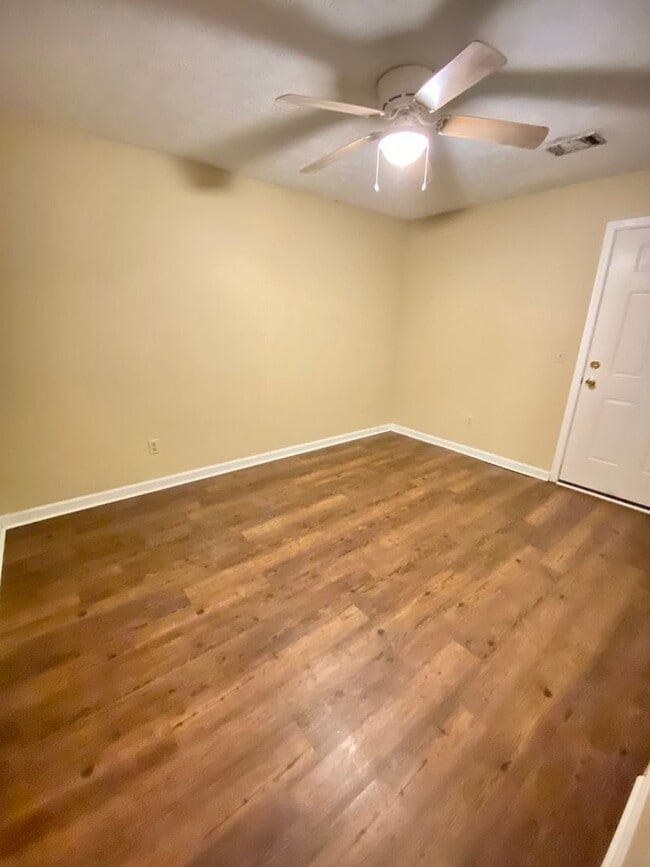 Building Photo - 2bed/1bath Duplex!