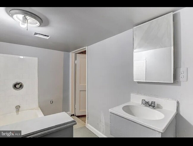 Foto del edificio - Welcome to the 3 Bed/2Bath Rowhome in Balt...