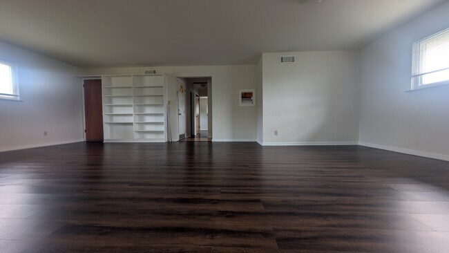 Sala de estar - 701 Edgecliff St