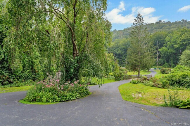 Foto del edificio - 934 Peekskill Hollow Rd