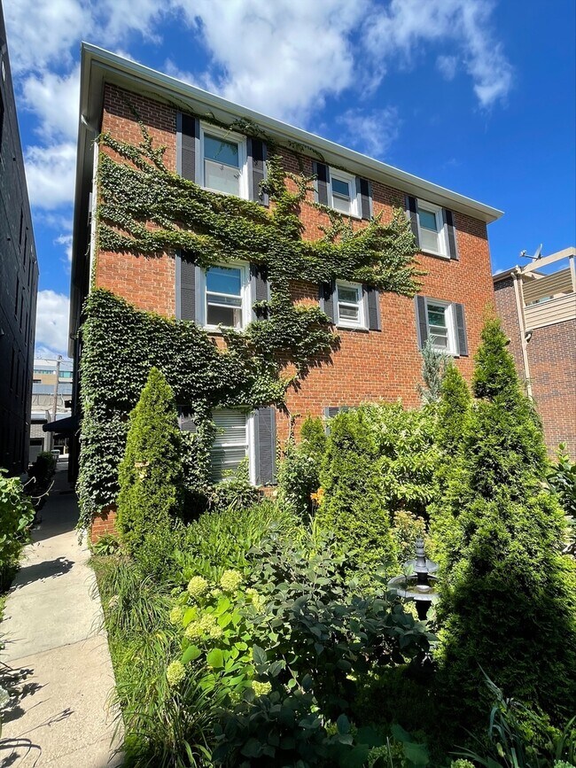 Building Photo - 912 Hinman Ave
