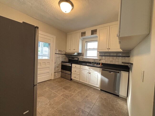 Building Photo - Charming 3-Bedroom Home in the Heart of Cl...