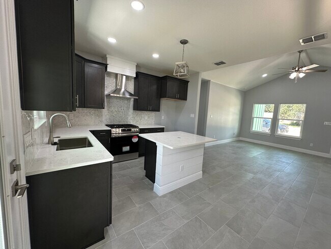 Foto del edificio - 136 Breezeway Dr