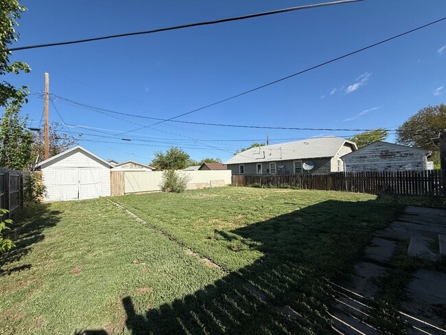 Building Photo - Two Bedroom, One bathroom, Pet Friendly ho...