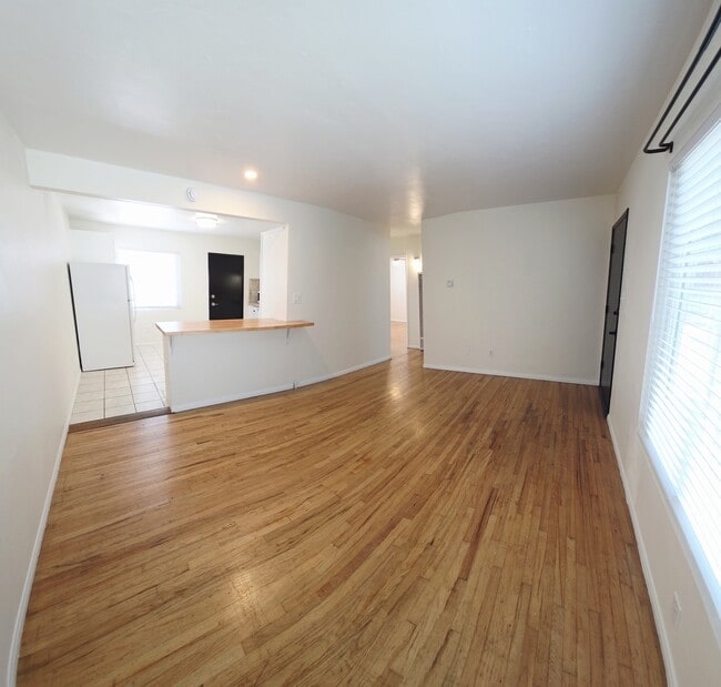 Building Photo - 2039 Thomas Ave