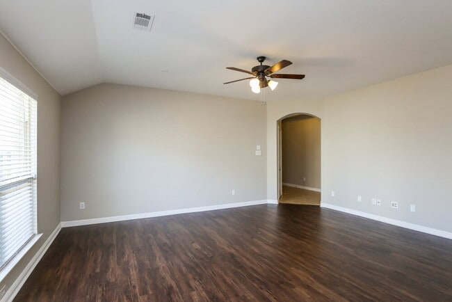 Building Photo - 1404 Nightingale Dr
