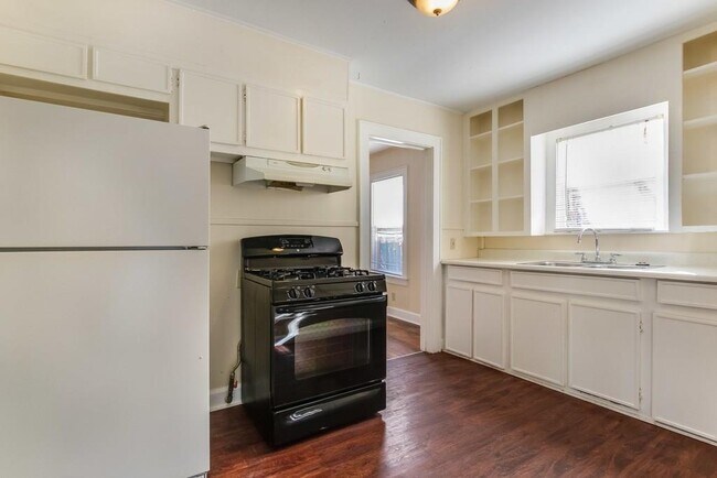 Building Photo - 922 E 51st St