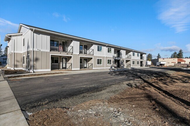 Building Photo - Oxbow Flats 2 bedroom Apartment! $500 off first 3 month's of rent!