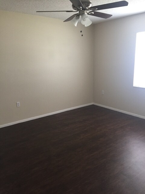Building Photo - Three Bedroom One & A Half Bath - Bartow