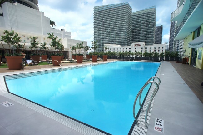 Foto del edificio - 1300 SW 13th St