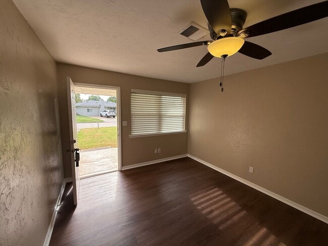 Building Photo - All Brand New! Moore Schools! No carpet! H...
