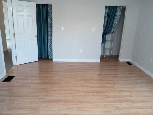 Building Photo - 249 E Merrimack St