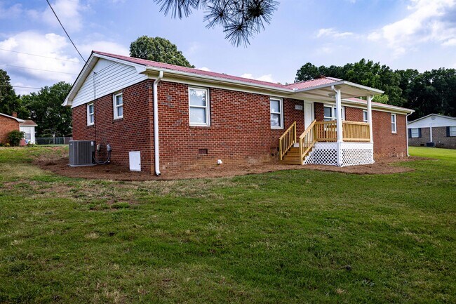 Building Photo - 20232 Huneycutt Mill Rd