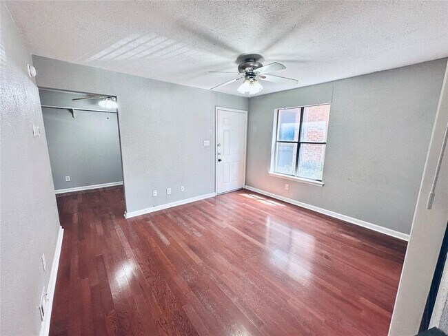 Foto del edificio - 2500 Burleson Rd
