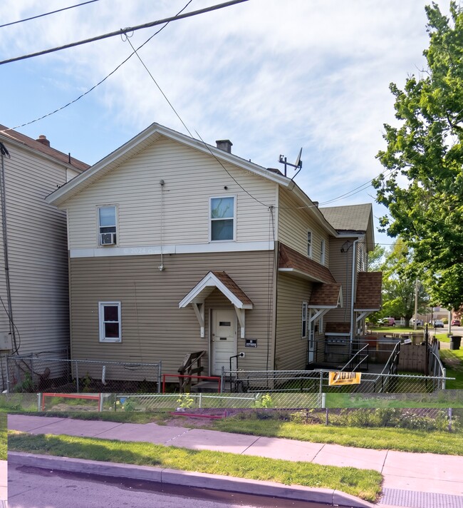 Building Photo - 340 W 18th St