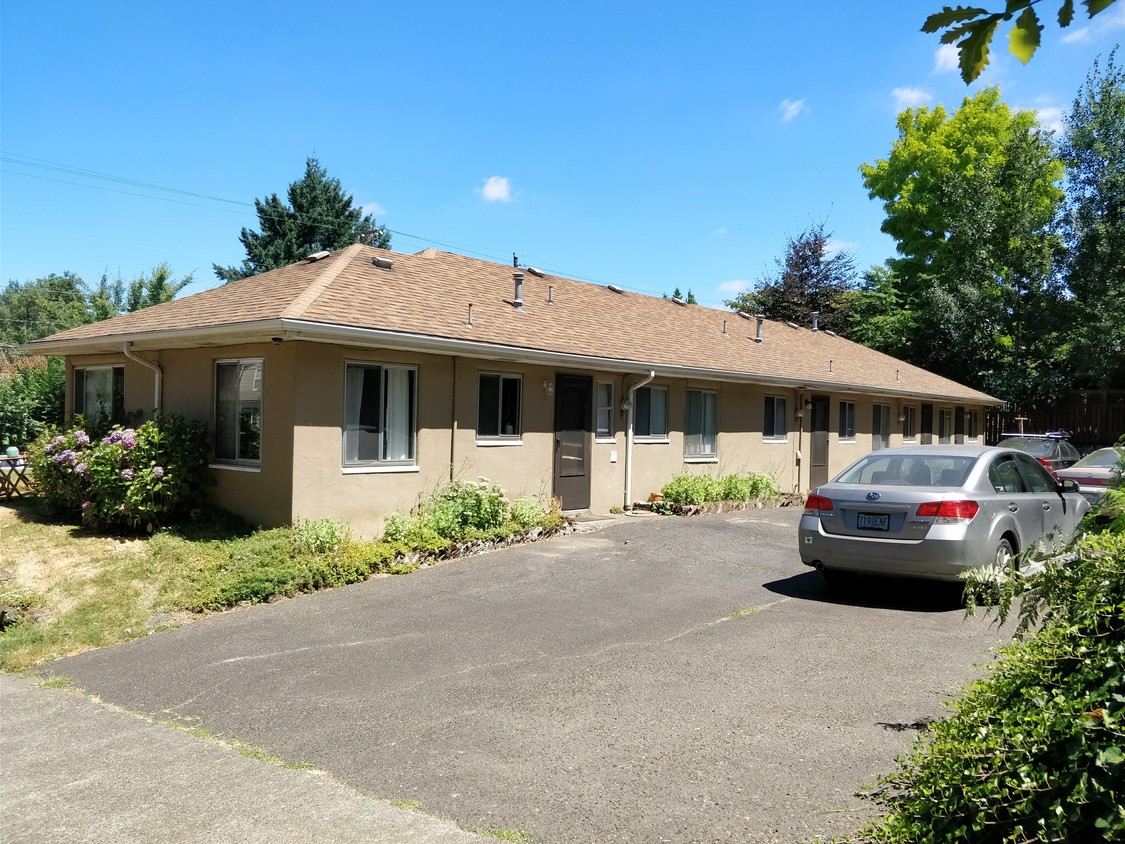 Off street Parking - 3312 SE Clinton St