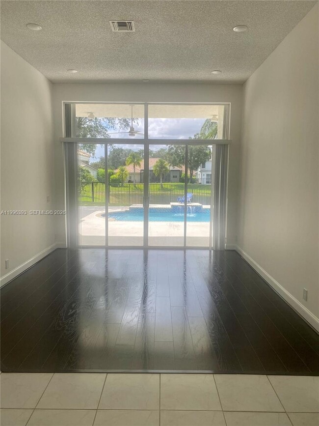 Building Photo - 3066 Lakewood Cir
