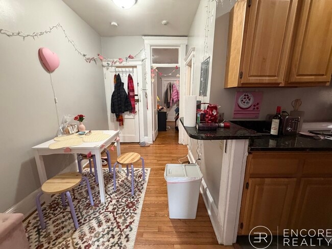 Building Photo - 463 Park Dr