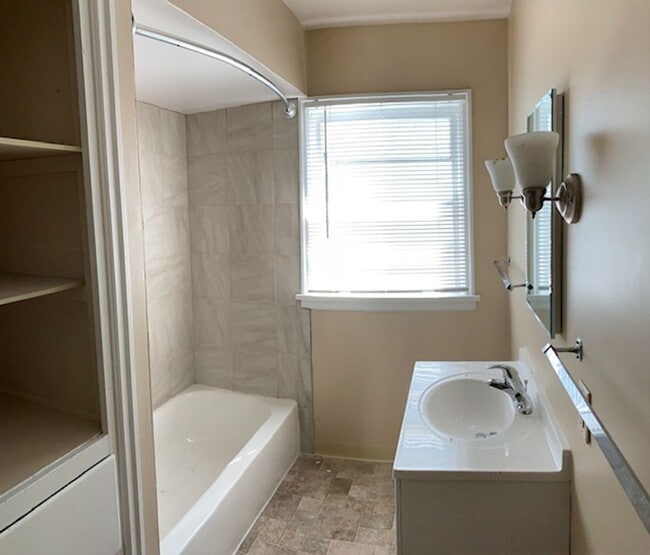 Building Photo - Comstock 3Bed/2bath Bungalow #1555