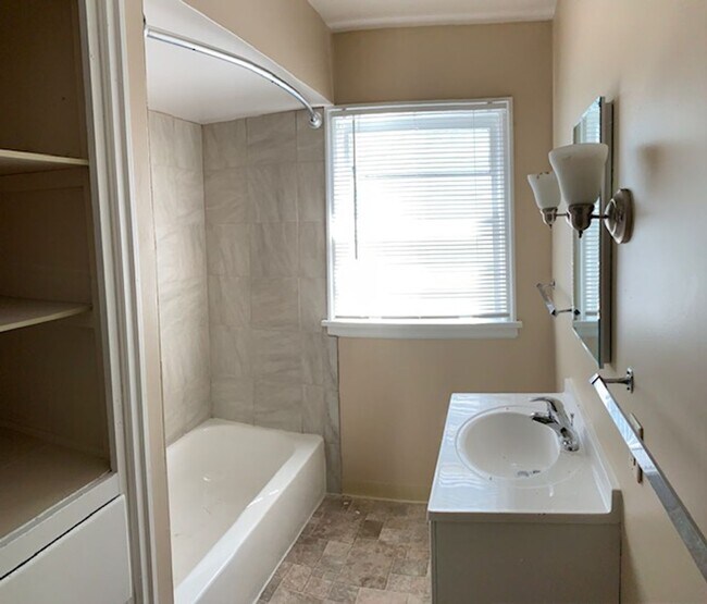 Building Photo - Very Nice 3 Bedroom House On South Hill #1555