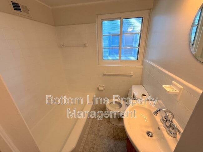 Building Photo - 1720 Garden Terrace