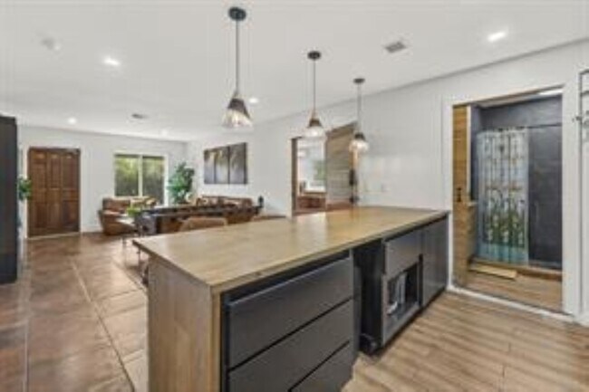 Foto del edificio - 1740 NE 49th St
