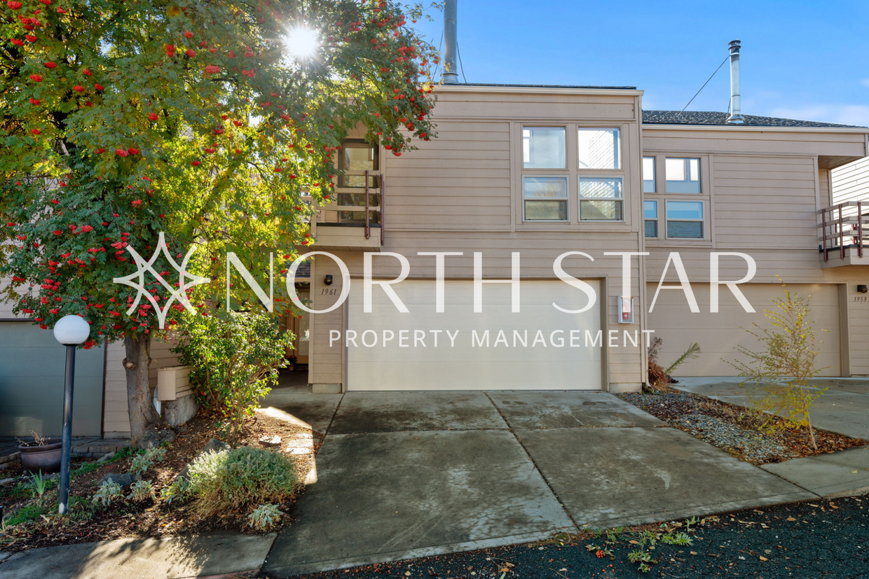 Primary Photo - Charming 2 bedroom townhome in NE Bend