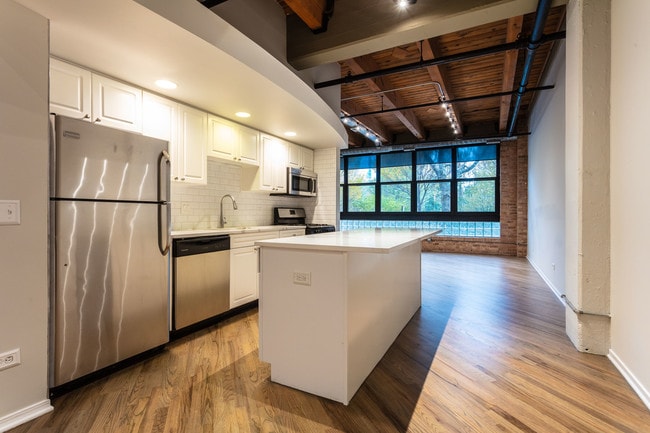 Foto del edificio - 1601 S Indiana Ave