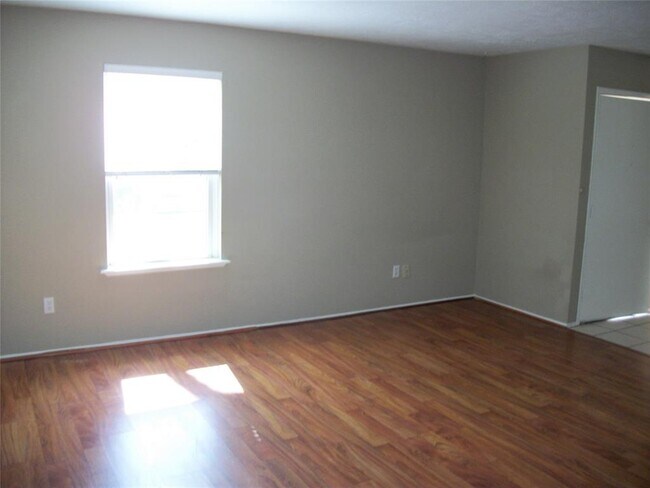 Building Photo - 1011 Stoneleigh Ct