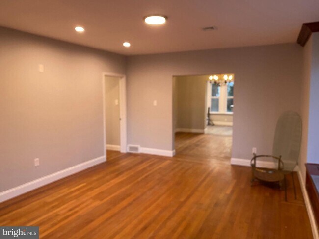 Building Photo - 206 Renfrew Ave