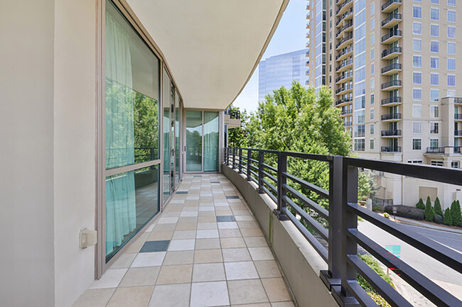 Foto del edificio - 700 Park Regency Pl NE