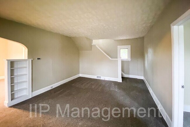 Building Photo - Beautiful 4BR 1BA Home in Akron with Park-...