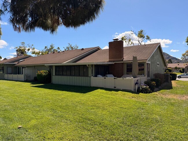 Foto del edificio - Large home on Golf Course in Leisure Village Senior Community