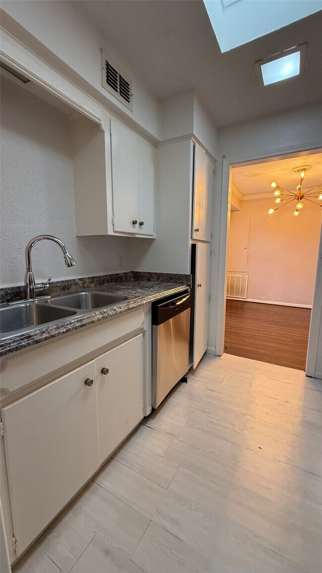 Foto del edificio - 2744 Briarhurst Dr