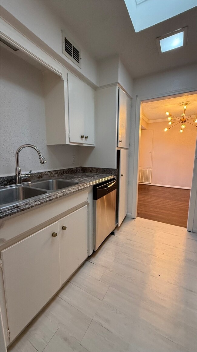 Building Photo - 2744 Briarhurst Dr