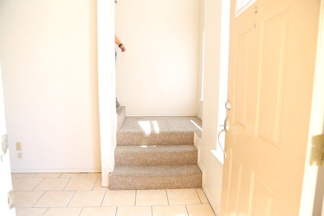 Building Photo - 1304 W Kiwi