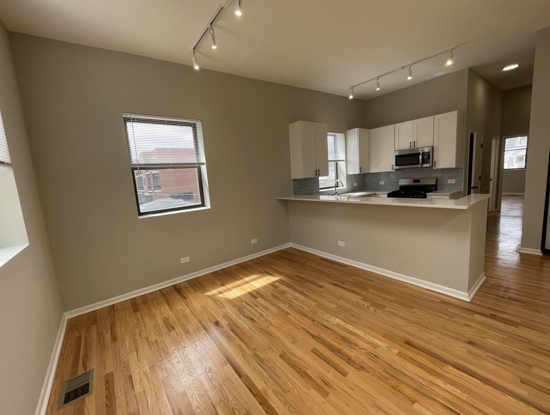 Spacious Dining/Kitchen Area - 4955 N Damen Ave