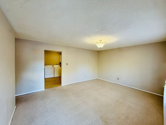 Building Photo - 2509 Royalty Ct