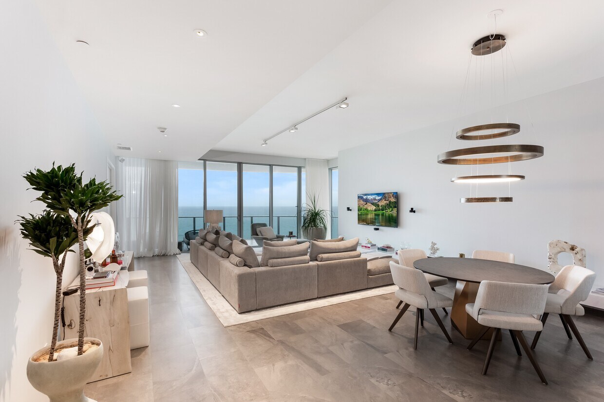 Foto principal - 17475 Collins Ave