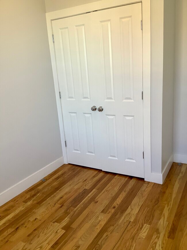 Foto del edificio - 7104 Fresh Pond Rd