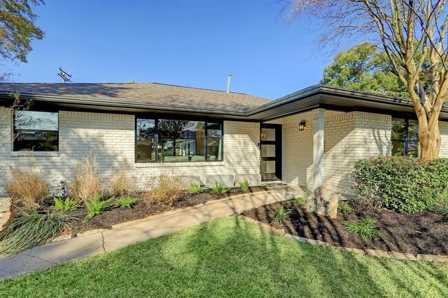 Building Photo - 9810 Pine Lake Dr