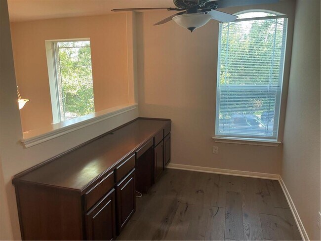 Foto del edificio - 1718 Woodvista Pl