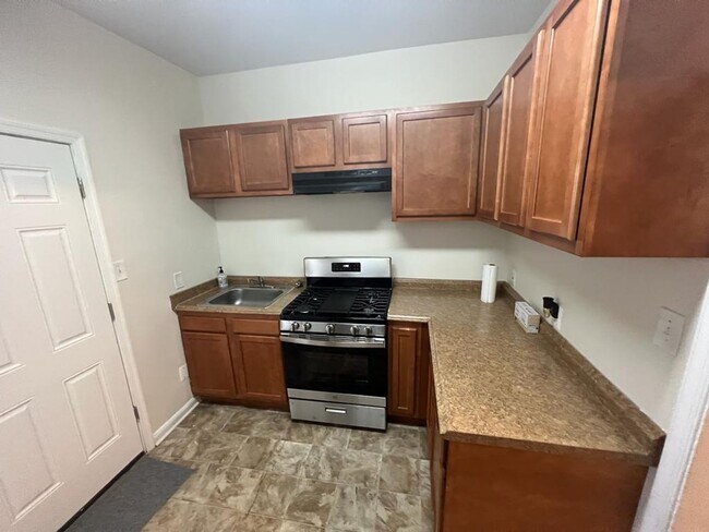 Foto del edificio - Big 2 bedroom home, fully rehabbed with laundry in home