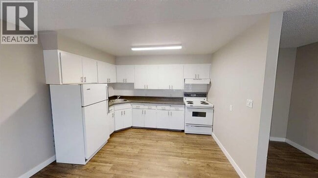 Building Photo - 9926-9105 105 Ave