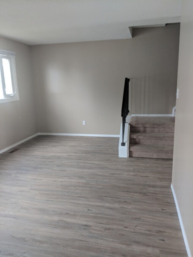 Building Photo - 3 Bed 1.5 Bath Unit in Edmonton, AB
