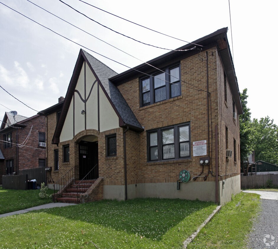 Building Photo - 147 Willowbrook Rd