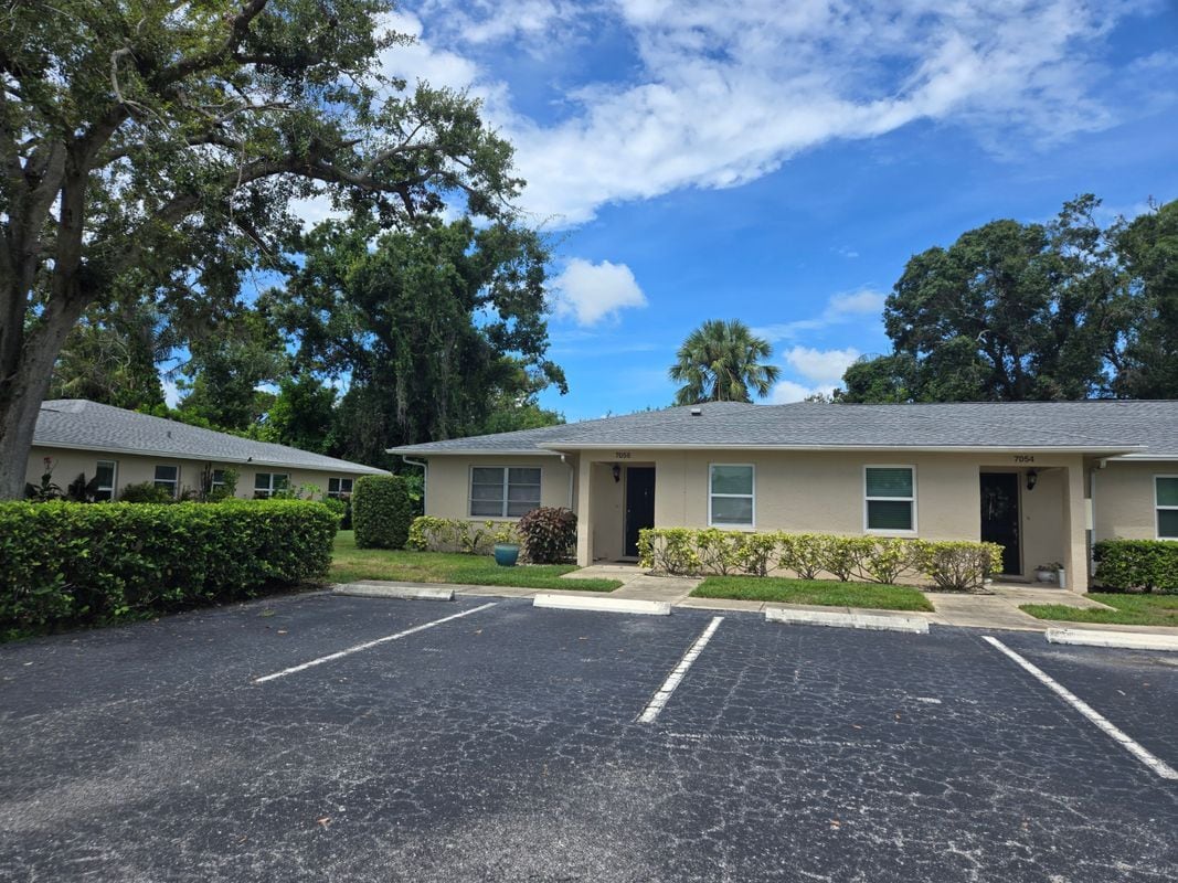 Foto principal - 7056 W Country Club Dr N