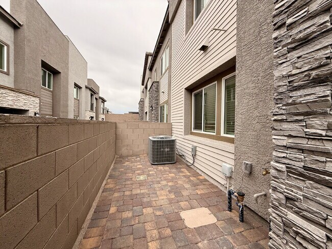 Foto del edificio - 3 BED 2.5 BATH 2 BALCONY 2 CAR GARAGE TOWNHOUSE IN HENDERSON FOR RENT!!
