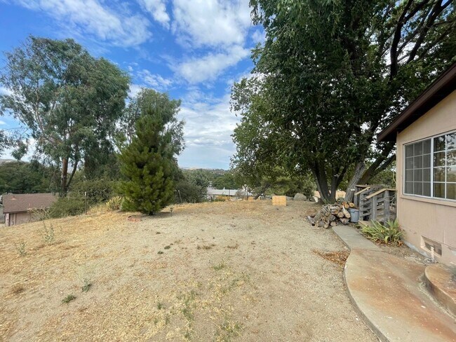 Foto del edificio - 2416 Cedar Dr