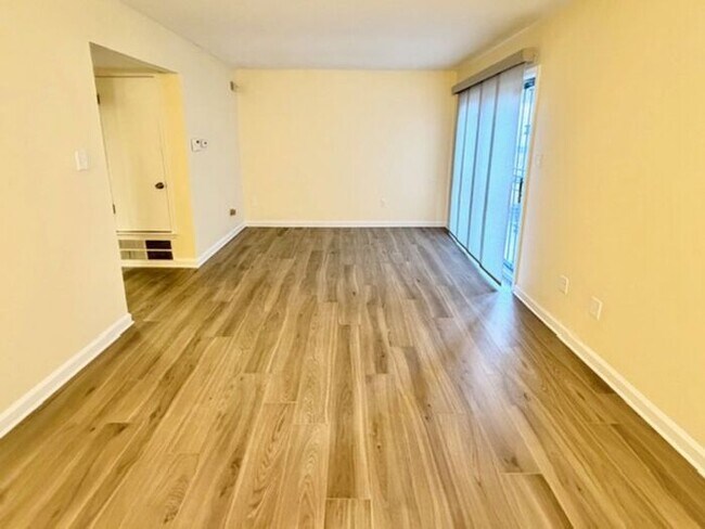 Foto del edificio - Now Leasing a 3-bedroom 2.5 bath Condo/Townhome